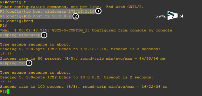 Wpis do konfiguracji routera dodajemy za pomocą komendy - ip host <nazwa_urządzenia> <adres_ip> Od tej pory możemy odwoływać się do nazwy urządzenia np. w poleceniu ping. W naszym przykładzie np.