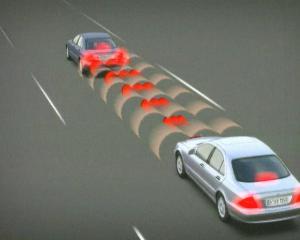System adaptacyjnej regulacji prędkości jazdy ACC System ACC utrzymuje stałą prędkość jazdy z uwzględnieniem zachowania stałej odległości pomiędzy pojazdami.