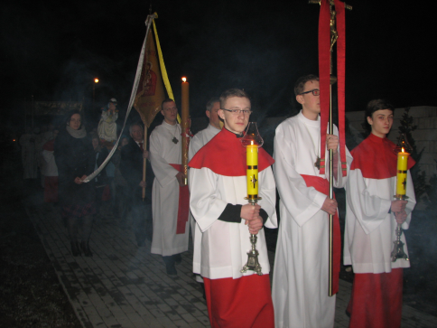 znom. Wielki Czwartek upamiętniał zarówno ustanowienie Eucharystii (komunia pod postaciami chleba i wina), jak również sakramentu Kapłaństwa.