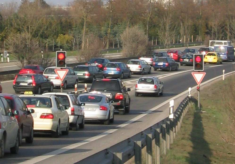 Przykład zakłóceń płynności ruchu w wąskim gardle