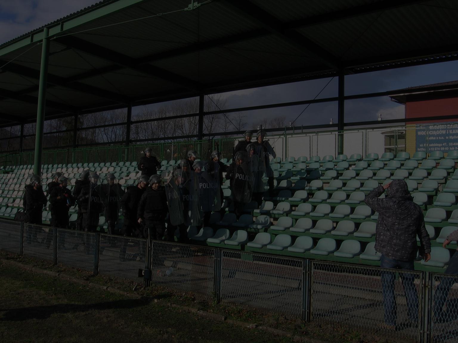 WOKÓŁ STADIONÓW I IMPREZ MASOWYCH Małopolscy policjanci zabezpieczali 652 imprezy o charakterze masowym, w tym 454 imprezy sportowe (189 z nich to mecze piłki nożnej, w tym 41 o podwyższonym ryzyku).