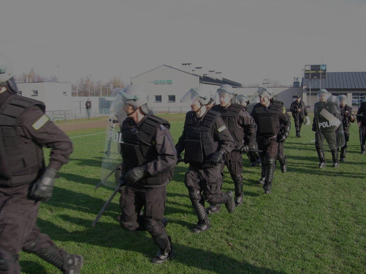 STARCIE POLICJI Z PSEUDOKIBICAMI - ĆWICZENIA SZTABOWE Policjanci Nieetatowych Pododdziałów Policji z Myślenic, Nowego Targu i Zakopanego ćwiczyli przywracanie porządku publicznego w czasie zamieszek.