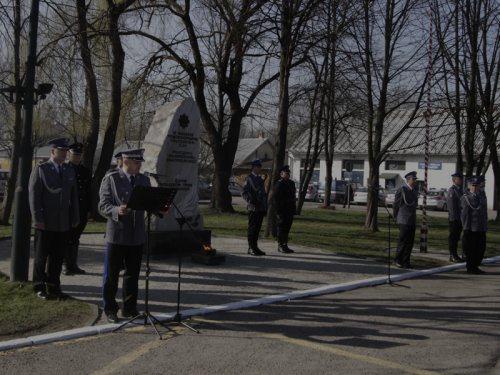W HOŁDZIE POMORDOWANYM POLICJANTOM Uroczystości przy obelisku ku czci policjantów pomordowanych w 1940 r.