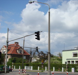 KAMERA NR 19 Kamerę wraz z obudową należy zainstalować na wysięgniku zamocowanym na istniejącym słupie przy skrzyżowaniu ulic Makarskiego i Słowackiego. Mocować na wysokości min 7m.