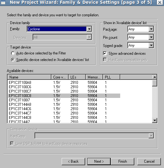 W kolejnym oknie dokonujemy wyboru rodziny układów (Device family) Cyclone oraz z listy Available devices wybieramy układy w