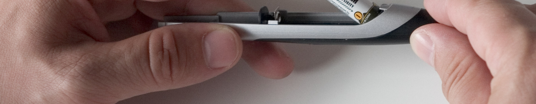 O Pen Wide (P 2004) Battery replacement 1. Hold the pen as shown in the photo 2. Pull firmly the back pen part to separate it from the rest of the pen case 3.