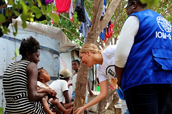 Pierwszym przystankiem był obóz IDP w Caradeux, jeden z wielu obozów tymczasowych na Haiti po zniszczeniach wywołanych trzęsieniem ziemi w 2010 roku.