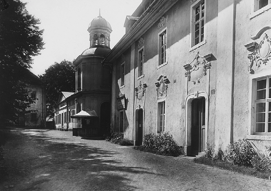 134 Opracowanie zbiorów bibliotecznych Opactwo cystersów w Cieplicach, fragmenty fasady (fot. arch. ze zb.