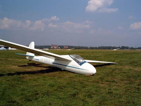 powodzeniem, Mucha 100 osiągnęła bodajże 275 km/h i została dopuszczona do użytkowania. W 1954 r wszedł ten szybowiec do produkcji seryjnej.