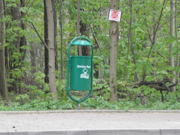 zapobiegawczy, przez zaśmiecaniem ulic i lasu przez mieszkańców, letników i turystów W