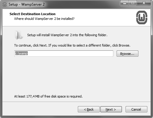 Określamy miejsce na dysku, gdzie ma zostać zainstalowany serwer WAMP. Pozostawiamy domyślną ścieżkę zapisu i klikamy Next.