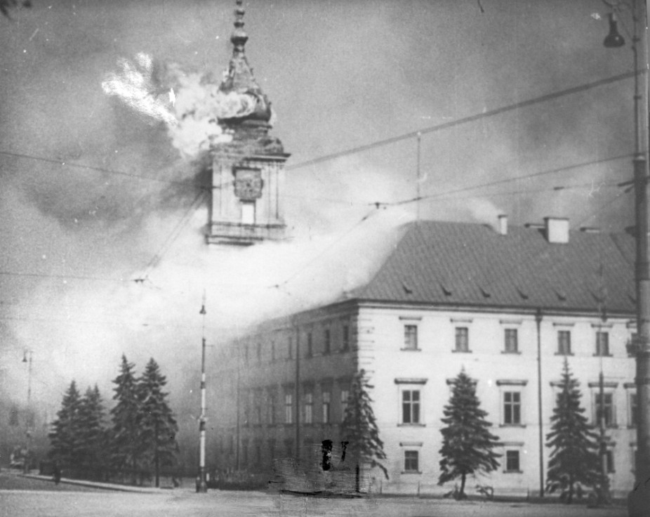 Godło Polski Niepodległośd Polski 1918 Zdjęcie Pożar zachodniego skrzydła Zamku Królewskiego i Wieży Zygmuntowskiej.