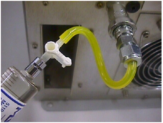 Rys. 13: Zespół strzykawki połączony z portem próbek oleju