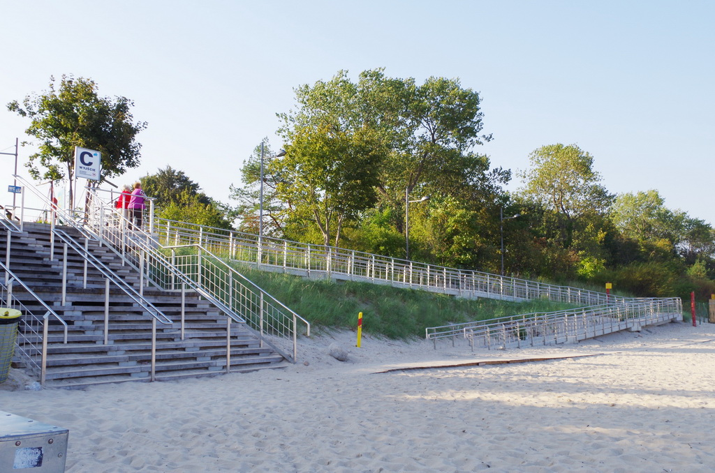 Budowa zejścia na plażę z pochylnią dla osób niepełnosprawnych przy ul.