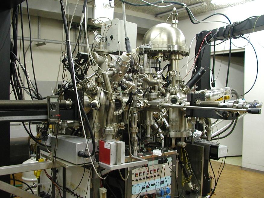 Wydział Fizyki i Informatyki Stosowanej Katedra Fizyki Materii Skondensowanej Spektrometria mas jonów wtórnych (SIMS) działo jonowe detektor elektronów y x