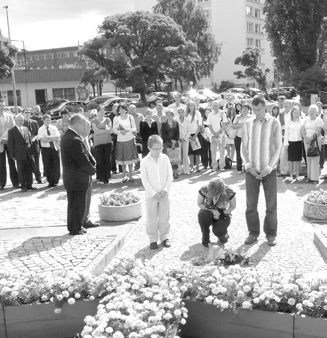 13 wspieramy zdolnych uczniów, integrujemy środowisko, łączymy starych i młodych, a jednocześnie na żywo uczymy najnowszej historii naszego kraju.