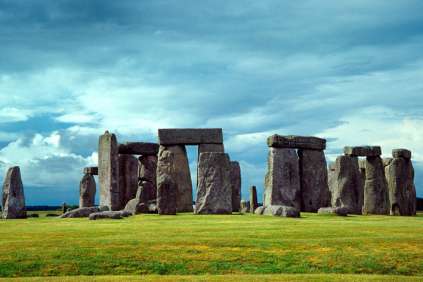 Stonehenge Jedna z najsłynniejszych europejskich budowli megalitycznych, pochodząca z epoki neolitu oraz brązu. Najprawdopodobniej związany był z kultem księżyca i słońca.