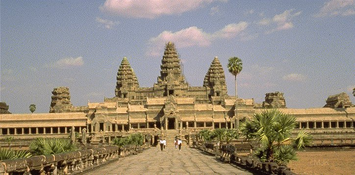 Angkor Wat Położenie: Angkor, Siem Reap, Kambodża Czas powstania 1113-1150 Materiały Piaskowiec Wysokość 65,5 m -środkowa wieża Angkor Wat wchodzi w skład innego kompleksu Angkor Thom, zajmującego