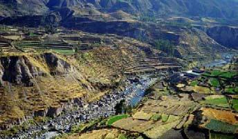 Dzień 5 Arequipa leży na wysokości 2,378 m n.p.m w otoczeniu gór Cordillera Volcanica, spośród których wyróżnia się idealny stożek wulkanu El Misti (5.835 m n.p.m.) oraz potężny masyw wulkanu Chanchani (6.