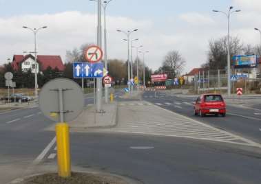 Nośnik usytuowany na obrzeżach miasta (dzielnicy Czechów), drodze prowadzące w kierunku prestiżowych osiedli podmiejskich, Tablica zlokalizowana w niedużej odległości od CH Real, Biedronki,