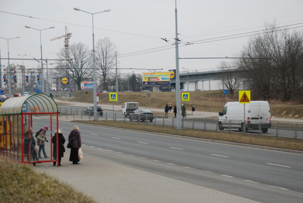 Tablica w bezpośrednim sąsiedztwie sklepu LIDL Bardzo duży ruch samochodów W pobliżu