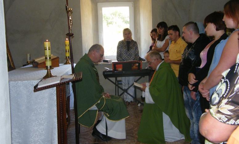 Zdjęcie: Arch. OMI Tywrów Oblackie wiadomości z Ukrainy Lipiec-sierpień 2011 13 Eucharystia na zakończenie festiwalu w murach zrujnowanego kościoła w Tywrowie. Obecnych było ok. 400 wiernych.