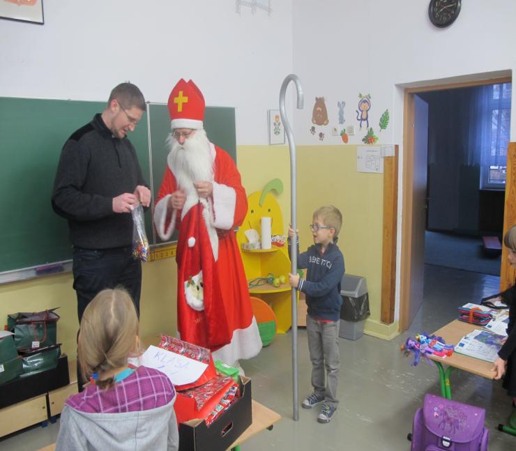 Z ŻYCIA SZKOŁY W grudniu nasza szkoła dostarczyła nam wielu wrażeń artystycznych i świątecznych.