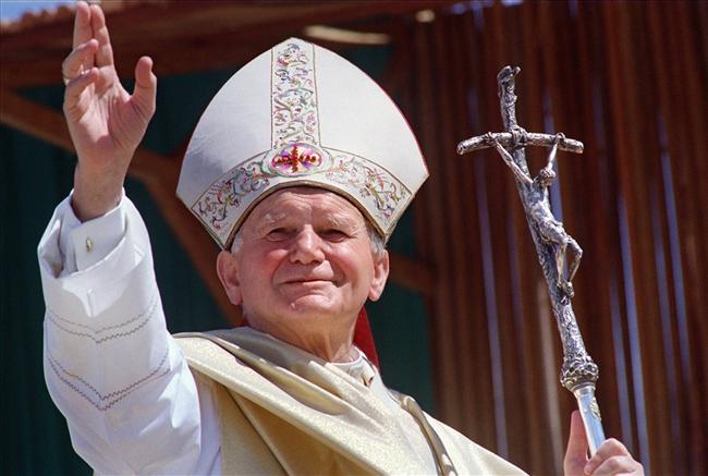 promulgowanie, czyli zatwierdzenie przez papieża Benedykta XVI dekretów: o heroiczności cnót Jana Pawła II i o uznaniu cudu przypisywanego jego wstawiennictwu.