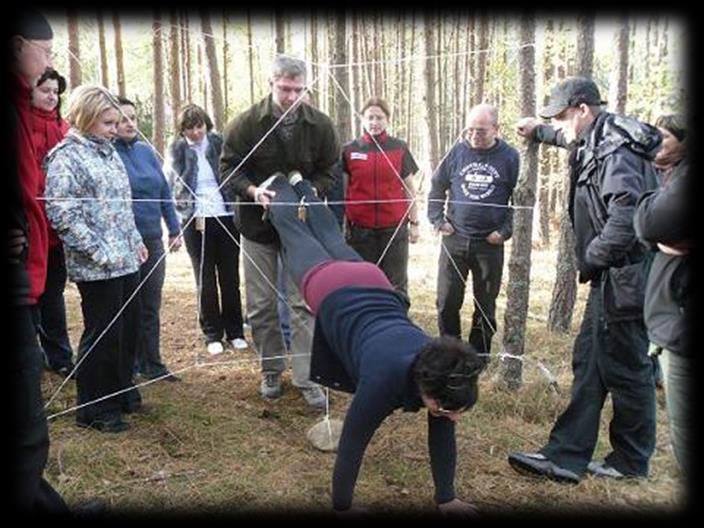 Na przestronnym terenie organizujemy: sztafety sportowe (biegi, skoki w dal, skoki przez przeszkody itd.