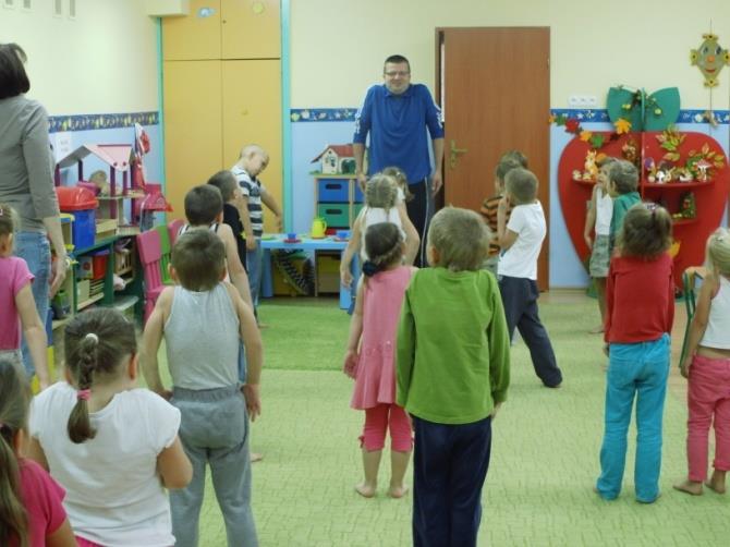 PRZEDSZKOLAKI W RUCHU ĆWICZĘ Z MAMĄ, ĆWICZĘ Z TATĄ