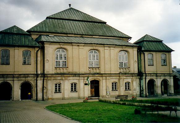 Świętymi księgami są Pięcioksiąg Mojżeszowy (Tora) oraz jego interpretacja - Talmud, a narodem wybranym Żydzi.