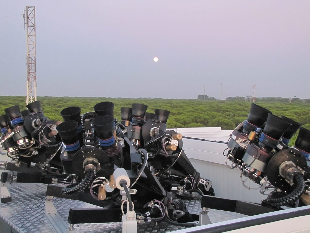 Pi of the Sky. Roboty w badaniach astroﬁzycznych 53 Rysunek 2 Po lewej: Prototypowa aparatura w Las Campanas Observatory (obecnie przeniesiona do San Pedro de Atacama), Chile (fot. M. Sokłowski).