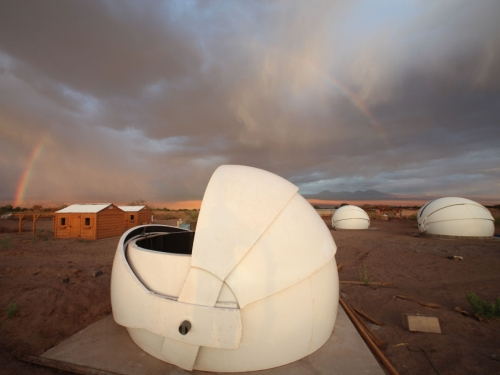 54 Wykorzystanie małych teleskopów 2013 Rysunek 3 Kopuła prototypowego detektora w San Pedro de Atacama, Chile. (fot. M. Sokłowski). w celu ułatwienia absolutnej kalibracji pomiarów.