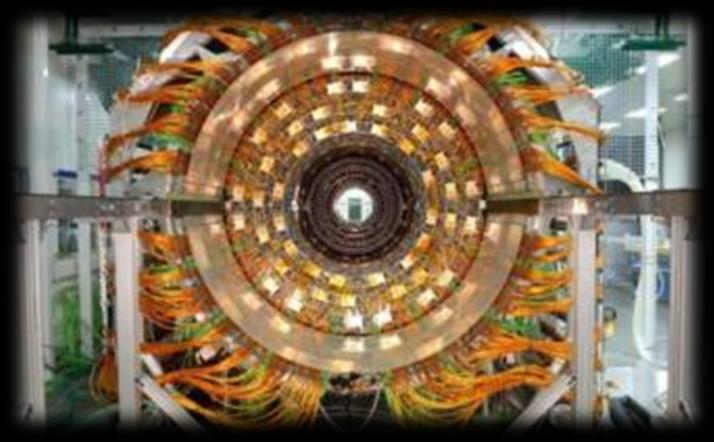 Współpraca z LHC Zderzenia hadronów śledzone i rejestrowane są za pomocą sześciu zespołów detektorów cząstek serwery obliczeniowe analizują, przetwarzają i zapisują ogrom informacji powstających w