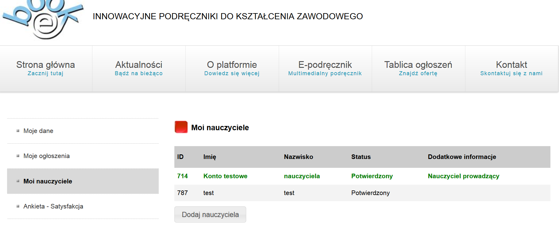 Komunikacja na platformie między użytkownikiem-nauczycielem a użytkownikiem-uczniem jest tylko pośrednia. Nawet na etapie przypisywania do grup ani Uczeń, ani Nauczyciel nie muszą się porozumiewać.