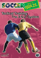Przedstawia brazylijski sposób nauczania systemu 1-4-4-2.