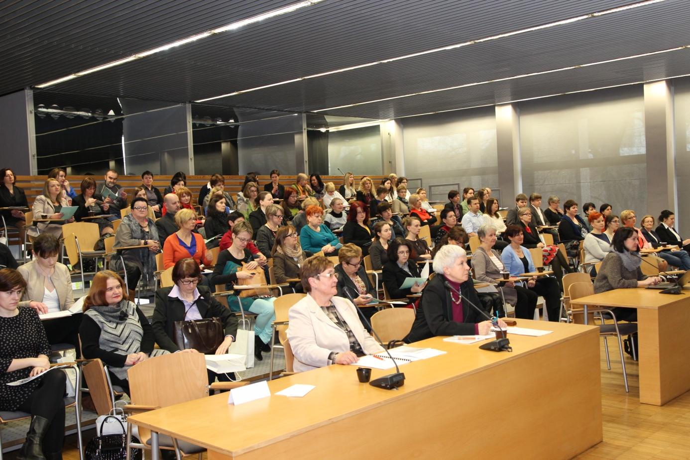 Bibliotekarstwo w obliczu nowych wyzwań (6 marca 201 WBP w Opolu) Blanka Snopková Słowackie biblioteki w epoce e-przemian - usługi biblioteczne dla użytkowników, którzy już nie piszą listów.