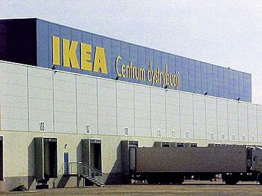 Nazwa marki IKEA to akronim - skrót utworzony z pierwszych liter imienia, nazwiska oraz nazw farmy i parafii, skąd pochodzi założyciel firmy (Ingvar Kamprad Elmtaryd Agunnaryd).