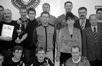 grudzieñ 2005 Nr 12 (120) SPORT... Mi oúnicy koszykûwki z LO udowodnili, øe fascynacja tπ dyscyplinπ poparta treningami, a przy tym wiara we w asne si y moøe przynieúê zas uøone zwyciístwo.