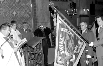 MinÍ o rûwne 60 lat od spotkania kilkunastu mi oúnikûw owiectwa, ktûrzy zaangaøowali sií w za oøenie Ko a owieckiego ÑKniejaî w Mielcu.