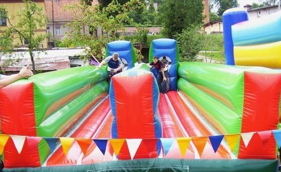 Bungeerun (sprężynująca lina) Kompleksowa organizacja imprez plenerowych i firmowych Biegnij co sił w nogach! Tylko nie zapomnij, że masz gumowe nogi i sprężynującą linę:).