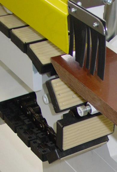 ŁAŃCUCH TRANSPORTU - Łańcuch posuwu płyty składa się z lamelek pokrytych gumą o dużej przyczepności, zamontowanych na łańcuchu przemysłowym.