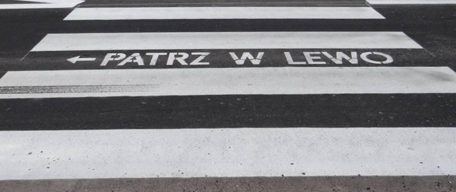BEZPIECZEŃSTWO PIESZYCH inżynieria ruchu drogowego Zebra patrz w lewo Na oznakowanych przejściach dla pieszych w Radomiu w porozumieniu z MZDIK Radom wymalowano napisy Patrz w lewo przypominające