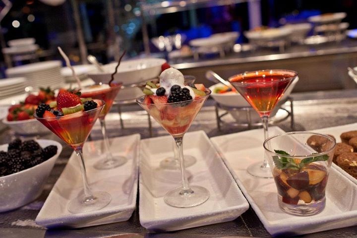 WYŻYWIENIE Na pokładzie statku znajduje się kilkanaście punktów gastronomicznych od restauracji serwujących dania a'la carte, po