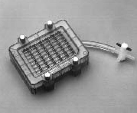 A B Rys. 11. Aparat do transferu dot-blot firmy Bio-Rad. (A) Widok z góry. (B). Kolejność składania poszczególnych części aparatu (wg. Bio-Dot microfiltration apparatus; Instruction Maual; Bio-Rad).