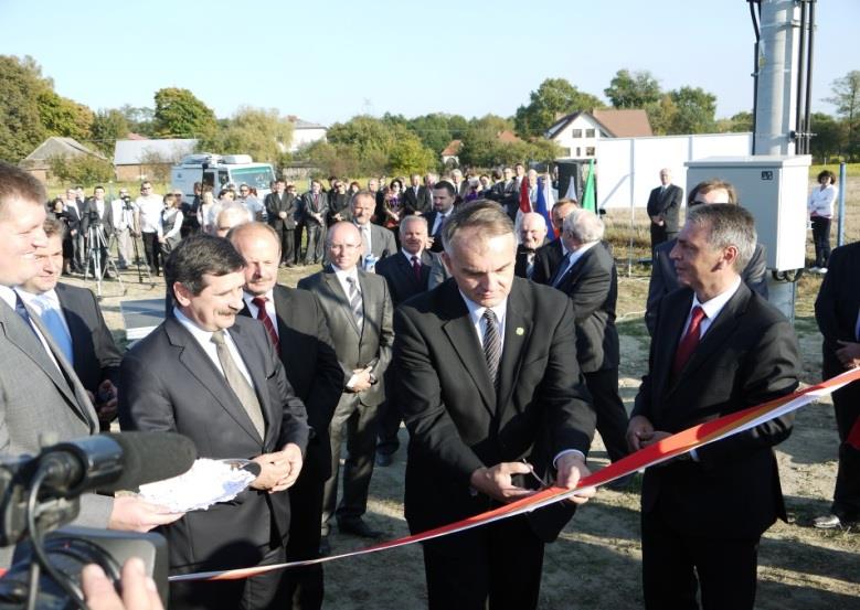 Budowa farmy rozpoczęła się 15.07.2011r, zakończyła 30.09.2011. Drugiego października odbyło się uroczyste otwarcie z udziałem V-ce Premiera i Ministra Gospodarki Waldemara Pawlaka.