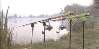 Metoda gruntowa Do łowienia metodą gruntową konieczne jest posiadanie następującego sprzętu wędkarskiego: twarde, długie, o większych możliwościach wyrzutu, wędzisko, kołowrotek zazwyczaj karpiowy,