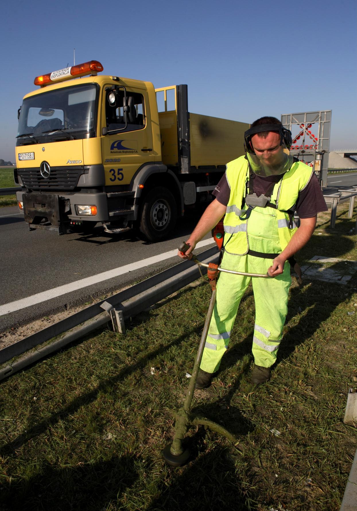 W firmie panują dobre warunki pracy oraz jest właściwe wyposażenie stanowiska W pracy kładzie się nacisk na standardy BHP.