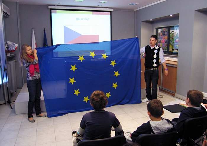 Biuletyn Europejski Punkt Informacyjny EUROPE DIRECT Warszawa 29 czerwca 2012 r. Numer 6(2012) W tym numerze: Relacja z lekcji europejskiej pn. Co z Unii Wynika dla młodego Europejczyka?