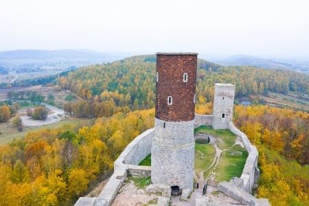 do: Sanktuarium Relikwii Krzyża Świętego na Świętym Krzyżu, Jaskini Raj, Geoparku, ruin Zamku Królewskiego w Chęcinach oraz do Regionalnego Centrum Naukowo